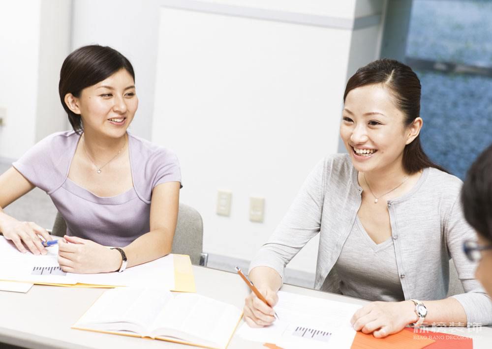 如何预算办公室装修成本？