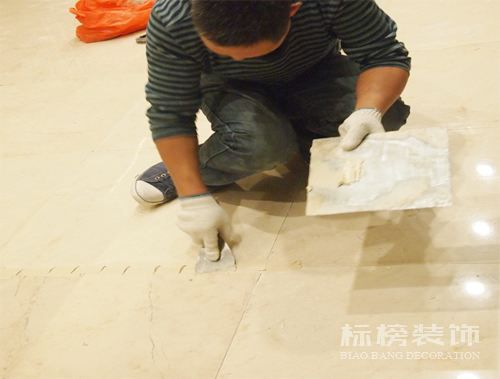 办公室装修瓷砖上铺木地板可以吗？